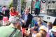 Zastępca Prezydenta Łomży Andrzej Garlicki przyszedł z koszykiem słodyczy, które rozdawał dzieciom