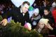 Prezydent Mariusz Chrzanowski wspólnie z dziećmi powiesił najpiękniejsze bombki na łomżyńskiej choince