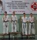 na najwyższym stopniu podium stoi Tomasz Stachacz z Łomżyńskiego Klubu Karate
