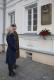 Zastępca Prezydenta Agnieszka Muzyk pod tablicą poświęconą pamięci Marszałka Józefa Piłsudskiego, umiejscowioną na fasadzie Domku Pastora