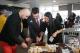 Akcja pomocy Krystianowi rozpoczęta. Symbolicznego odkrojenia kawałka ciasta dokonał Prezydent Łomży Mariusz Chrzanowski