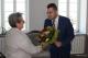 Podziękowania od prezydenta Łomży odbiera Grażyna Czajkowska, przewodnicząca Łomżyńskiej Społecznej Rady Seniorów