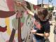 Anna Stejna malująca mural z innymi uczestnikami projektu (fot. Sebastian Chrzanowski)