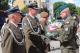 dowódcy jednostek wojsk stacjonujących w Łomży składają kwiaty przed tablicą Marszałka Józefa Piłsudskiego znajdującą się na Domku Pastora