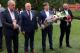 w imieniu władz Łomży kwiaty złożyli z-ca prezydenta Andrzej Garlicki, przewodniczący Rady Miejskiej Wiesław Grzymała oraz radni Marcin Dębek i Andrzej Grzymała
