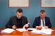umowę podpisali prezydent Mariusz Chrzanowski i Tomasz Saj, pełnomocnik spółki CREOBUS z Redzikowa 