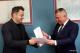 umowę podpisali prezydent Mariusz Chrzanowski i Tomasz Saj, pełnomocnik spółki CREOBUS z Redzikowa 
